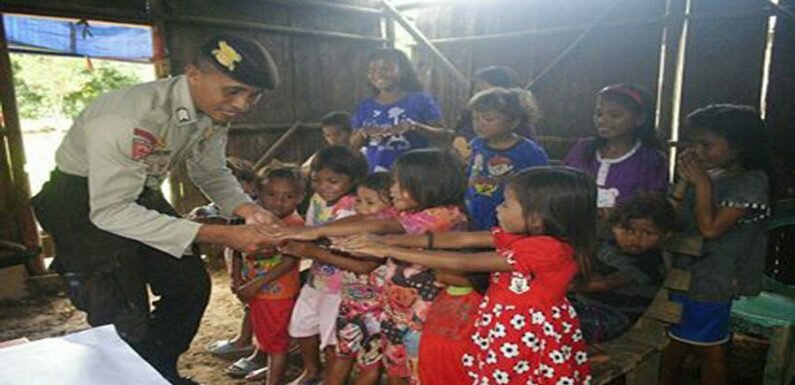 Polisi Salele Berhasil Bikin Anak Desa Terpencil Dapat Menulis
