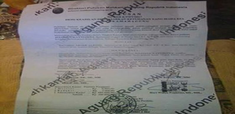 Diduga Lakoni&nbsp; Putusan Palsu, Julianus Wattimenas Dipolisikan