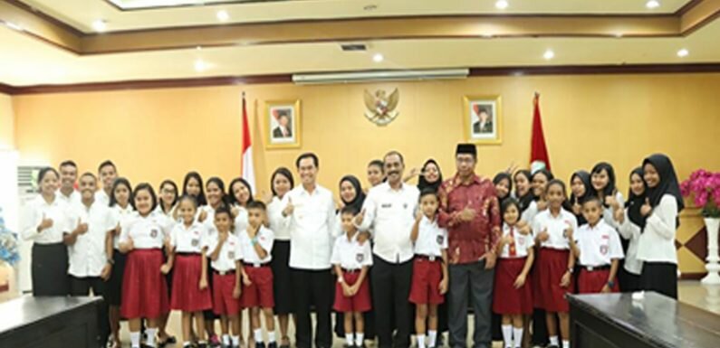 Wawali Lepaskan 30 Siswa Berprestasi ke Surya Institute