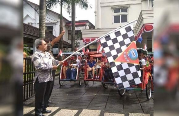 Peserta SIDAYR Mengitari Ambon Dengan Becak Wisata