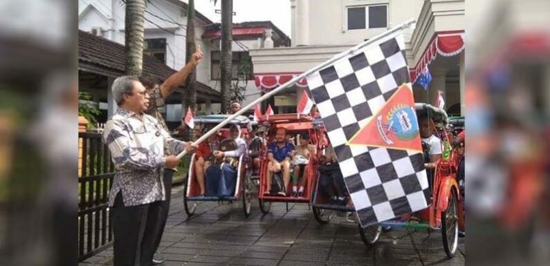 Peserta SIDAYR Mengitari Ambon Dengan Becak Wisata