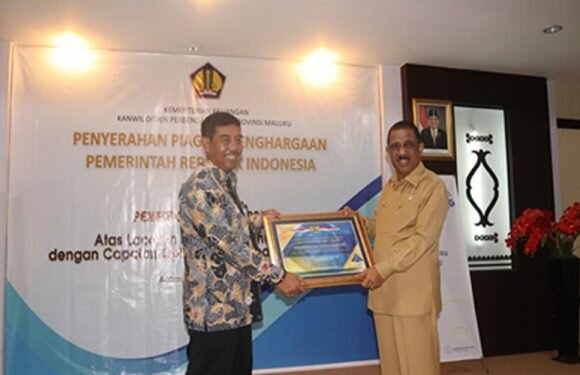 Walikota Terima Piagam Penghargaan WTP Pemkot Ambon