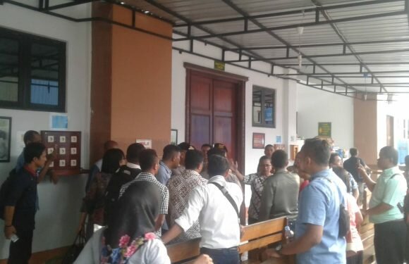 Usai Sidang, Kubu Mourits-Betty Bentrok