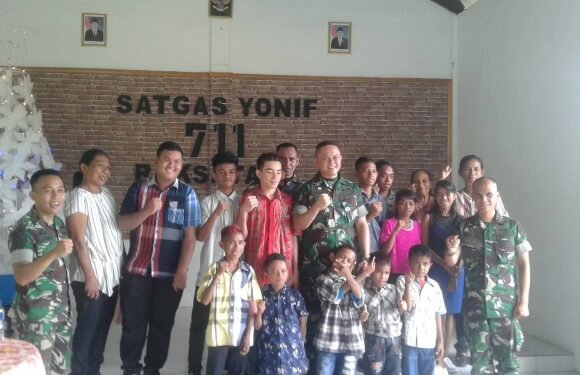 Yonif 711/Rks Beri Bingkisan Natal Ke Panti Asuhan