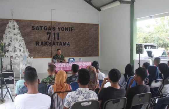 Satgas Yonif 711/Raksatama Komsos Dengan Paguyuban Mahasiswa