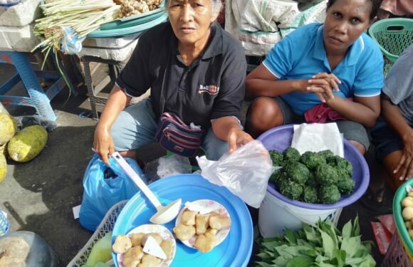 Mama-Mama Papalele, Penjual Gayang Rebus (Melestarikan Diversifikasi Pangan Lokal Maluku)