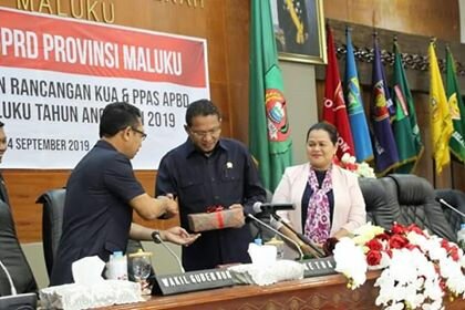 Pemprov Maluku Serahkan KUA-PPAS Perubahan APBD 2019