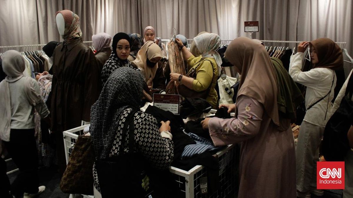 6 FOTO
                    
            
        
            
            
                        FOTO: Berburu Busana Muslim di Bazar Saat Ramadan

            
                        
                                    Ekonomi
