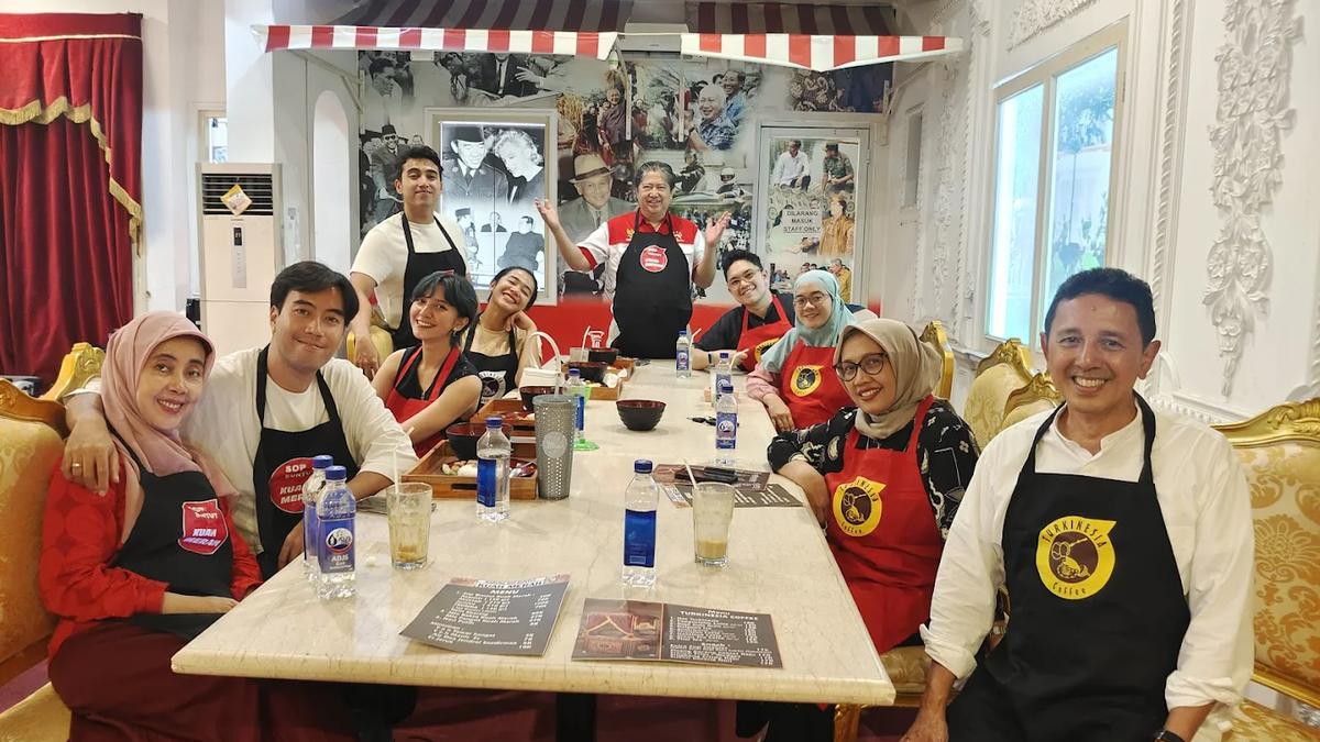 6 Potret Warung Sop Buntut Ayah Vidi Aldiano, Konsepnya Bukan Warung Biasa