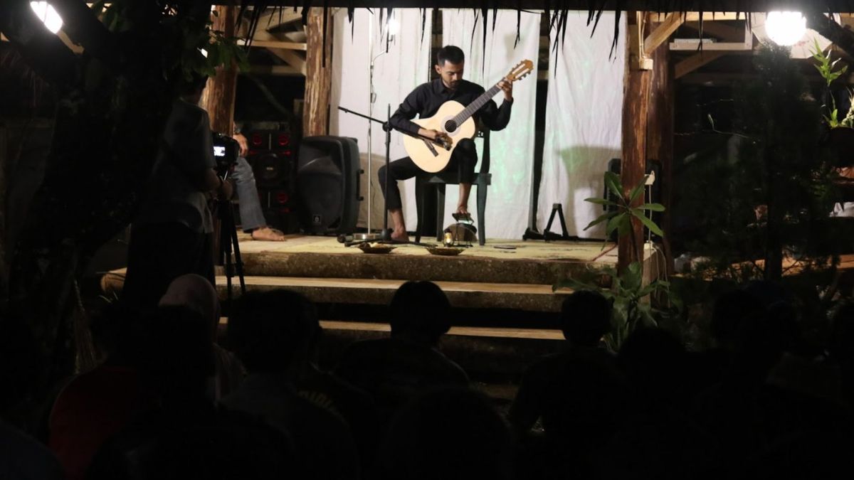 Romantis di Bawah Rintik Hujan: Whisper of Strings Menghangatkan Malam Cipasung Komunitas Kuluwung