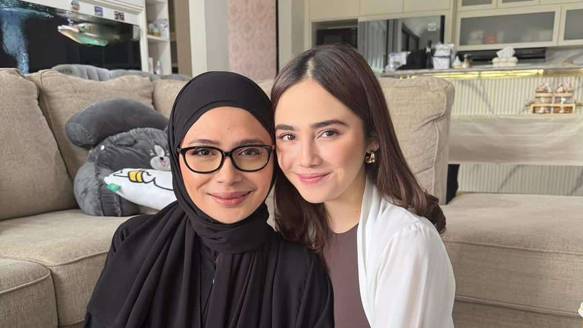 7 Potret Ruang Keluarga Rumah Syifa Hadju, Nuansa Hangat Modern Klasik yang Elegan