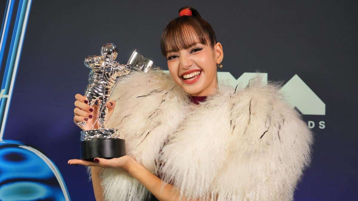 Momen Lisa BLACKPINK Menang Best Pop hingga Tampil SaWaDiKa di VMA 2026