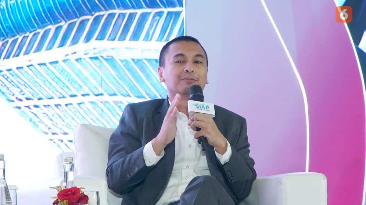Raditya Dika Curhat Pesawat yang Ditumpanginya Harus Putar Balik Akibat Erupsi Anak Krakat...