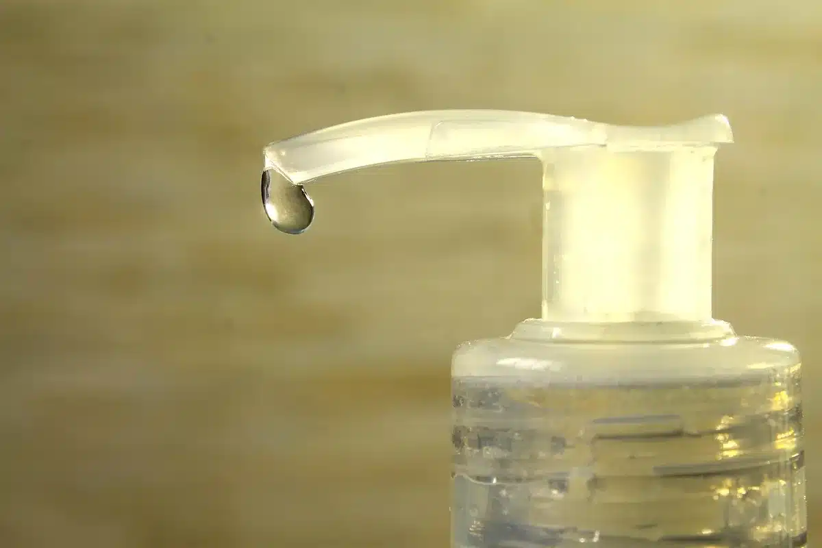 Proses sanitasi permukaan di dalam apartemen