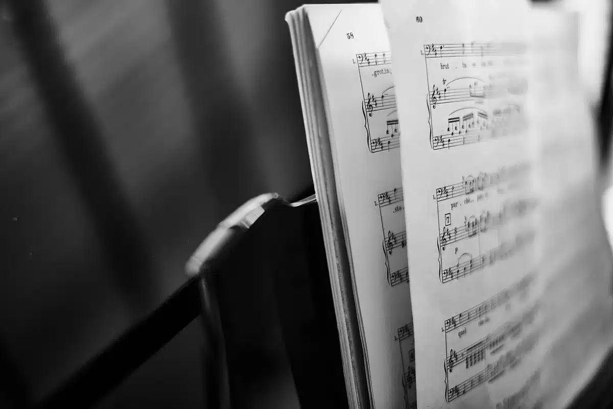 Aktris berlatih koreografi di studio latihan, fokus pada gerak dan ekspresi